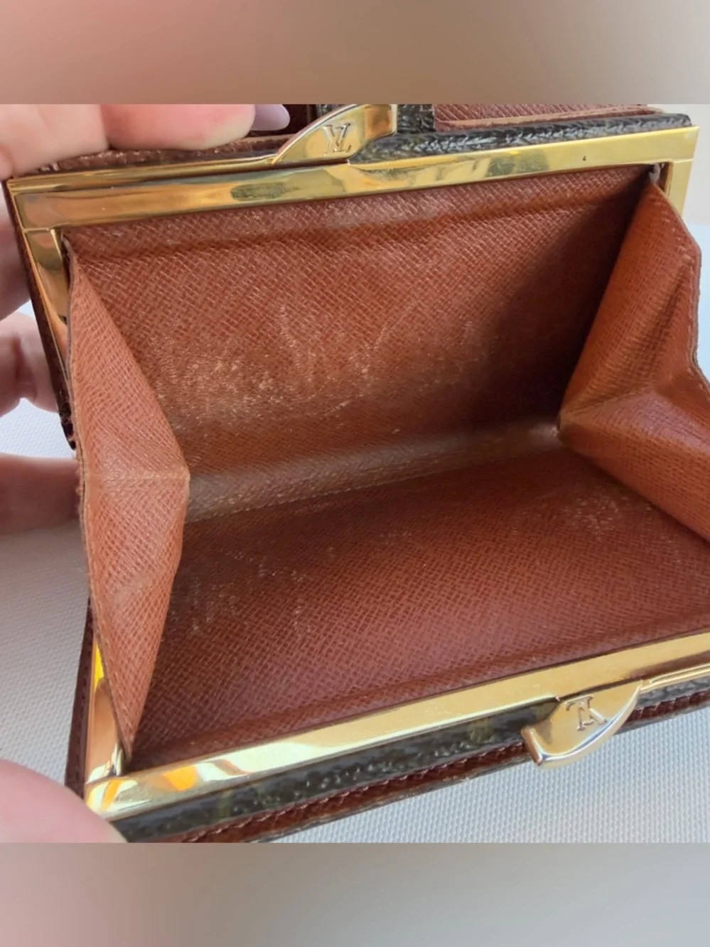 Louis Vuitton Monogram Kiss Lock Wallet Vintage Weak Snap Edge Shows Wear - Picture 9 of 14